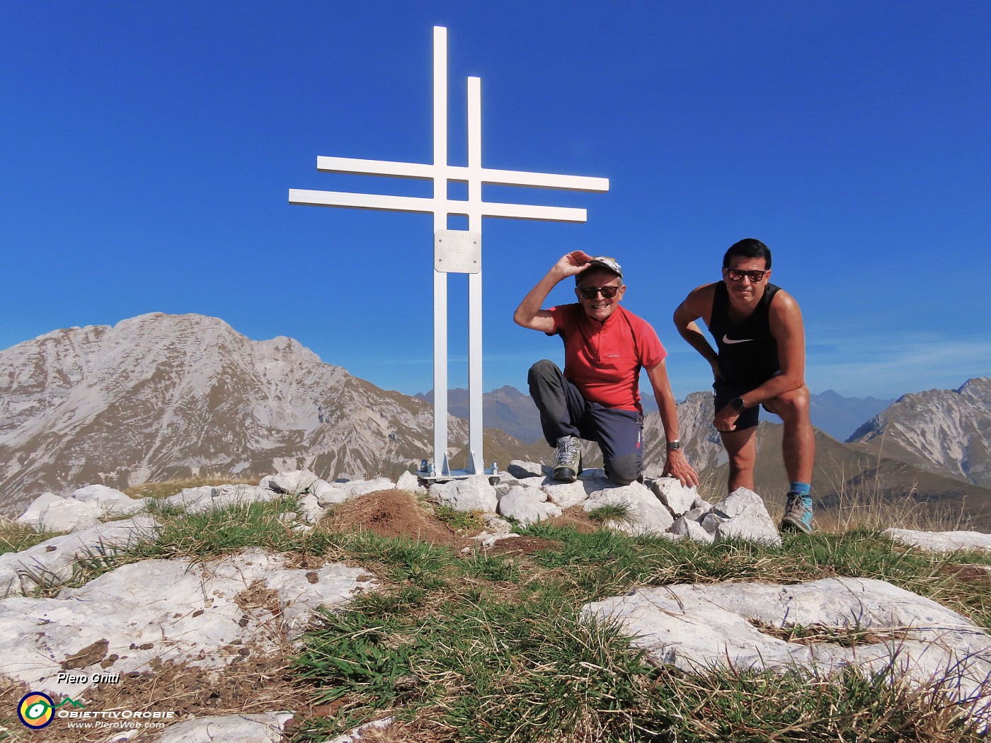 01 Alla croce di vetta di Cima Foppazzi (2093 m) con vista in Arera.JPG